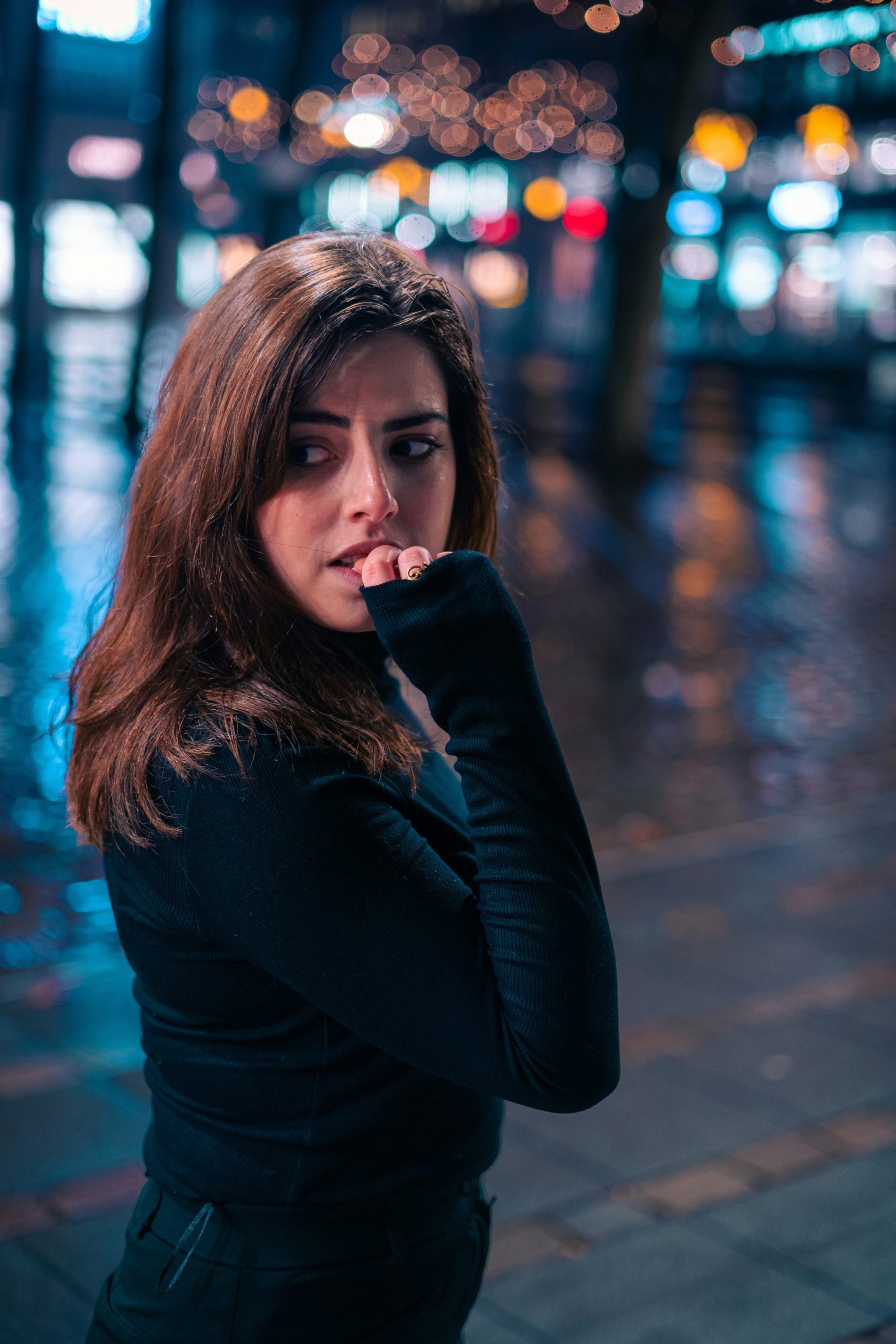 khaled-ali-QlGKsnSwCLs-unsplash woman looking afraid